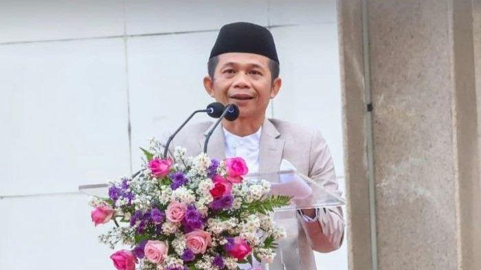Bupati Purwakarta, Saepul Bahri Binzein, saat menyampaikan pesan ekologis yang mendalam dalam sambutannya pada pelaksanaan Salat Idul Fitri 1446 H, yang berlangsung di depan Masjid Agung Baing Yusuf hingga Alun-Alun Kiansantang, Pesanggrahan Padjajaran, Senin (31/3/2025). Ia meminta Kepala SDN Sawah Kulon Purwakarta yang mewajibkan siswanya mengenakan baju Lebaran di hari pertama masuk, dicopot. ()