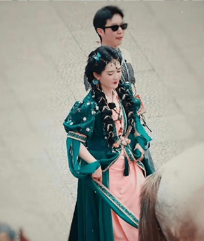 谢娜遇上鞠婧祎，同款地珠造型各有千秋，这波你站谁？