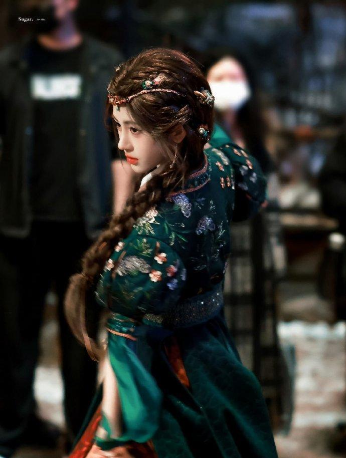 谢娜遇上鞠婧祎，同款地珠造型各有千秋，这波你站谁？