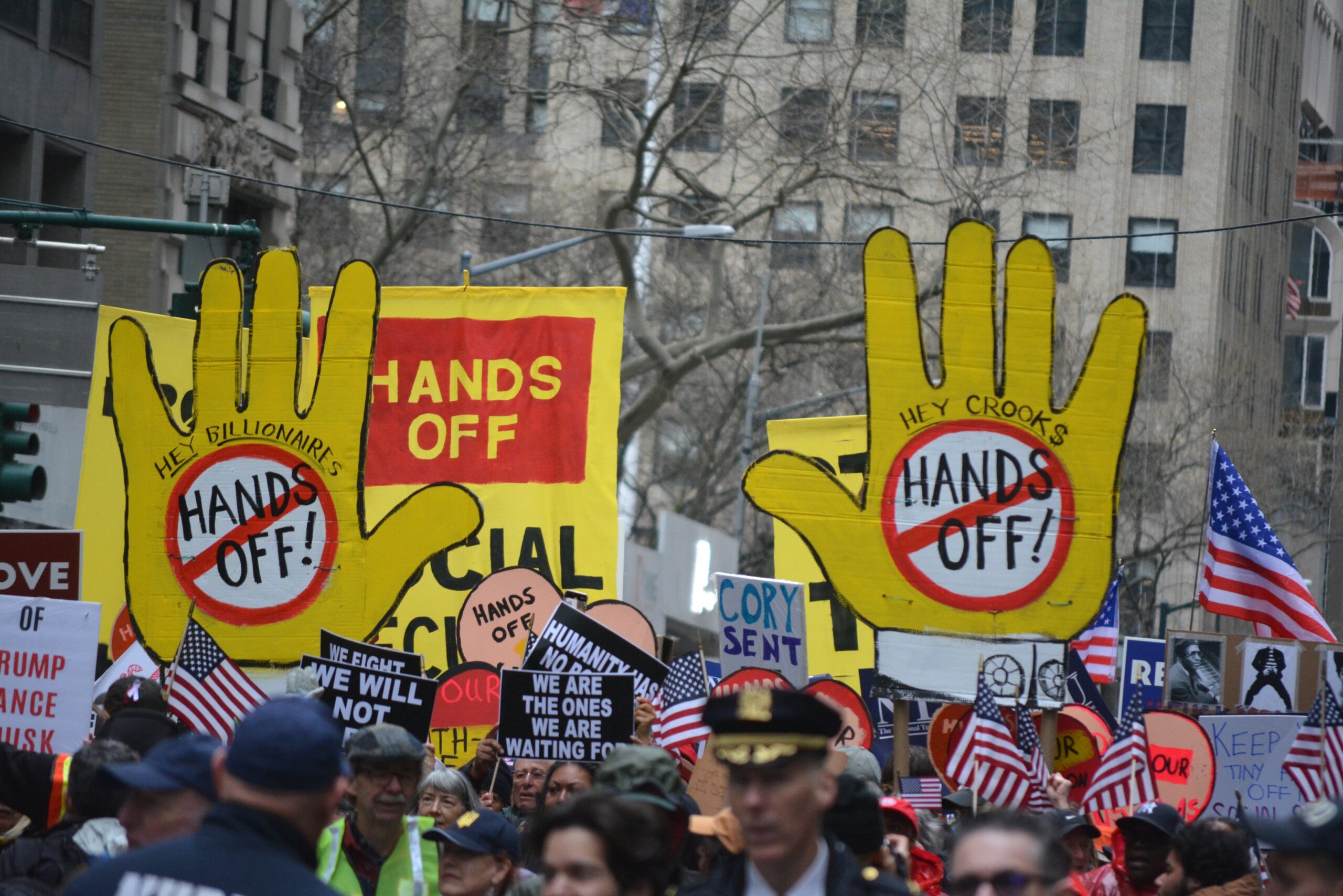 「打倒！寡頭政治」トランプとマスクに怒り爆発！米史上最大規模のデモ、ヨーロッパ各地にまで拡大