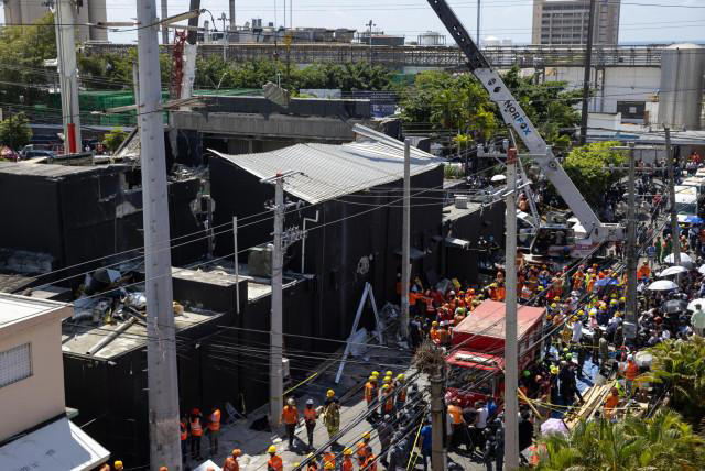 Rescatistas trabajan en la discoteca Jet Set para encontrar sobrevivientes tras colapso de techo. EFE/ Orlando Barría