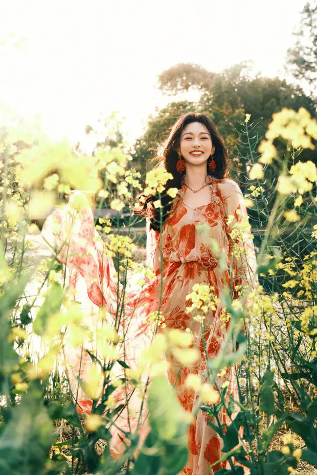 唐嫣雪肤乌发。