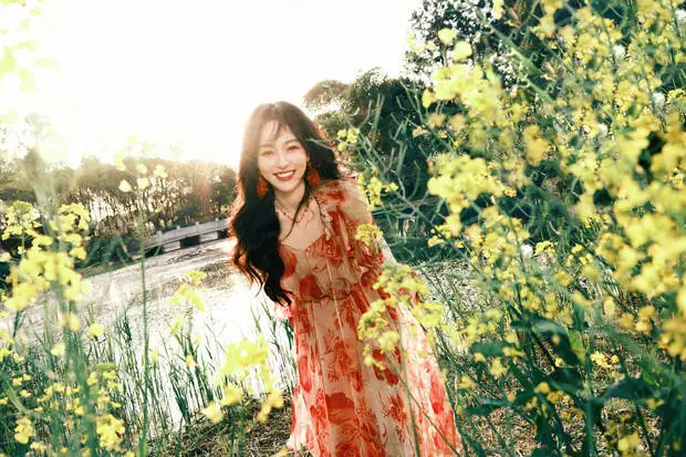 唐嫣笑容灿烂。