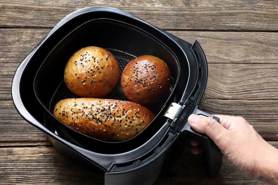 Brötchen aufbacken in der Heißluftfritteuse