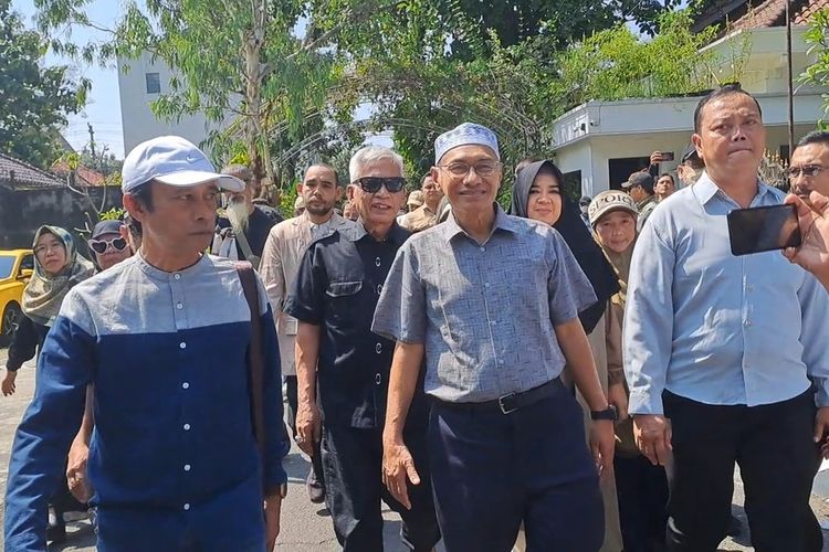 IJAZAH JOKOWI: Belasan orang yang tergabung dalam Tim Pembela Ulama dan Aktivis (TPUA) mendatangi kediaman Presiden ke-7 RI Joko Widodo (Jokowi). Mereka datang bersama di Jalan Kutai Utara, Kelurahan Sumber, Kecamatan Banjarsari, Kota Solo, Jawa Tengah (Jateng), pada Rabu (16/4/2025), sekitar 10.00 WIB.