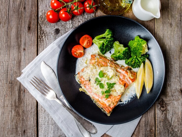 Lachs in Weißweinsoße: So bereitest du den Klassiker zu!