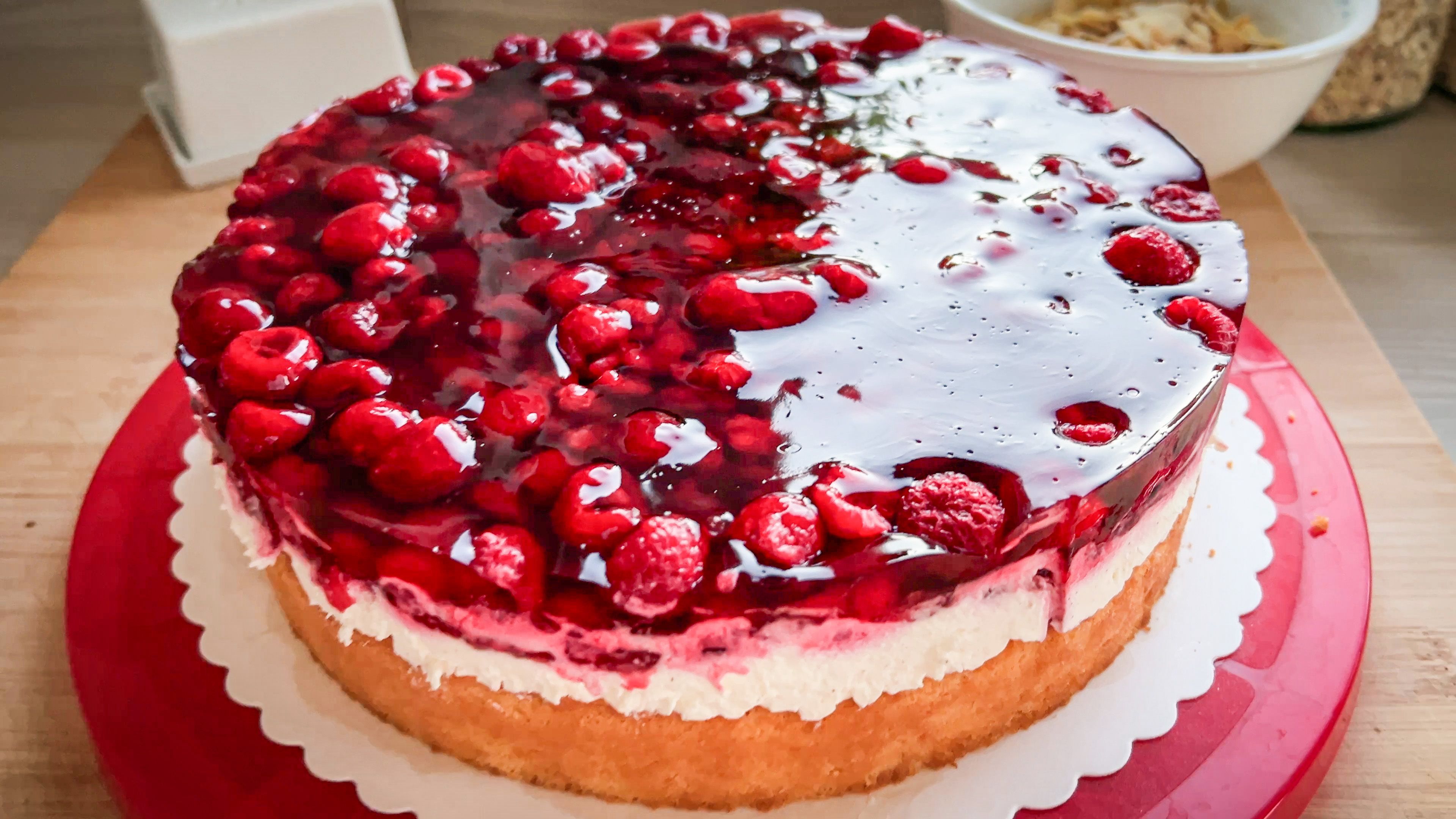Himbeertorte: Ruckzuck gebacken mit Biskuit, Quarkcreme und rotem Guss
