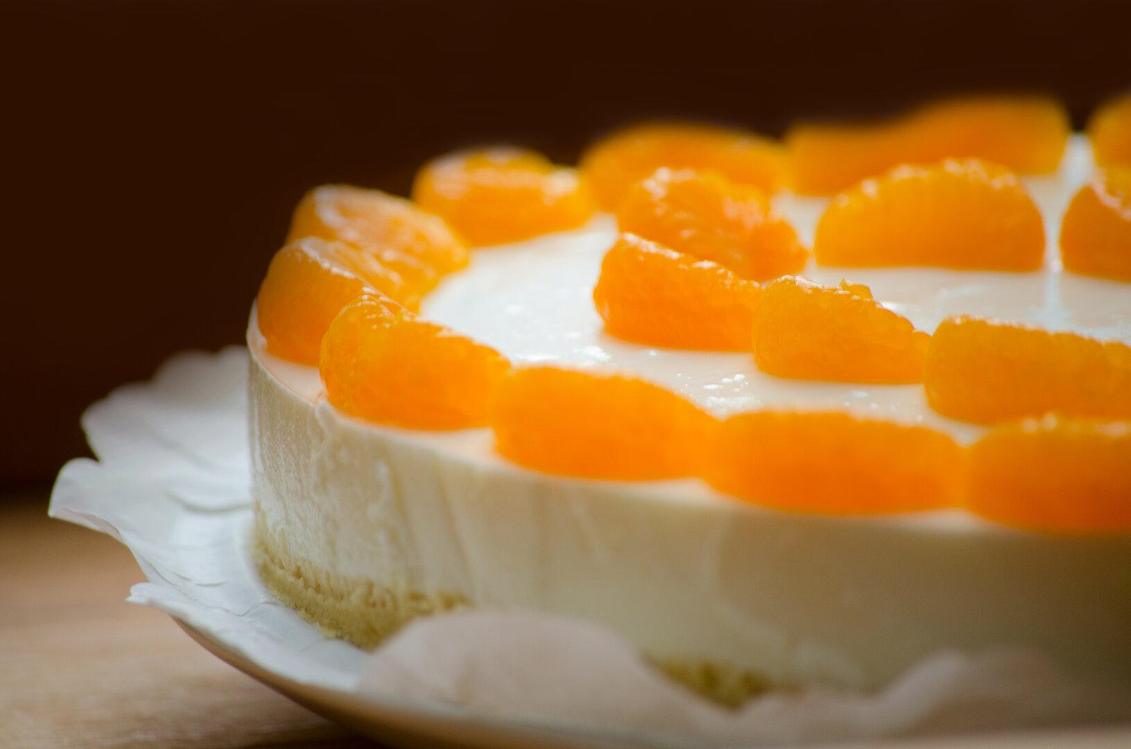 Fruchtiger Mandarinen-Cheesecake mit knusprigem Boden