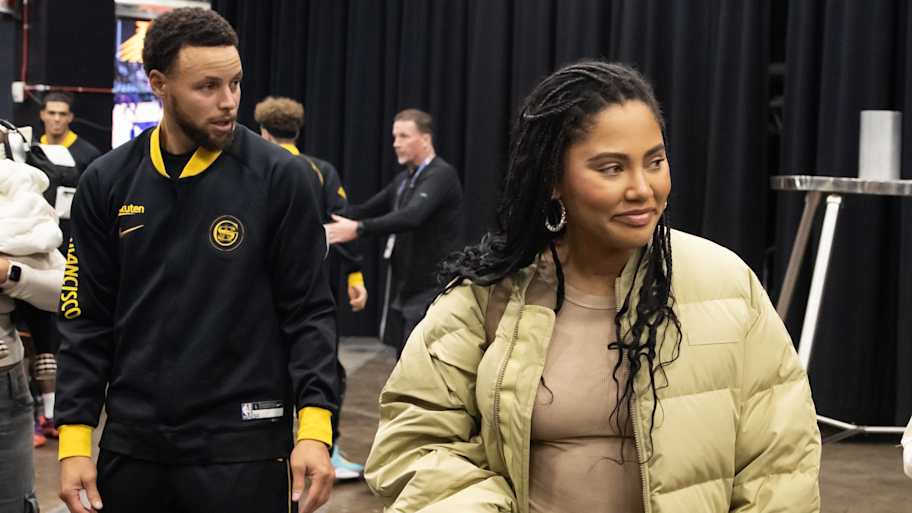 Golden State Warriors guard Stephen Curry (30) with wife Ayesha Curry prior to the game against the Phoenix Suns at Footprint Center. | Mark J. Rebilas-USA TODAY Sports