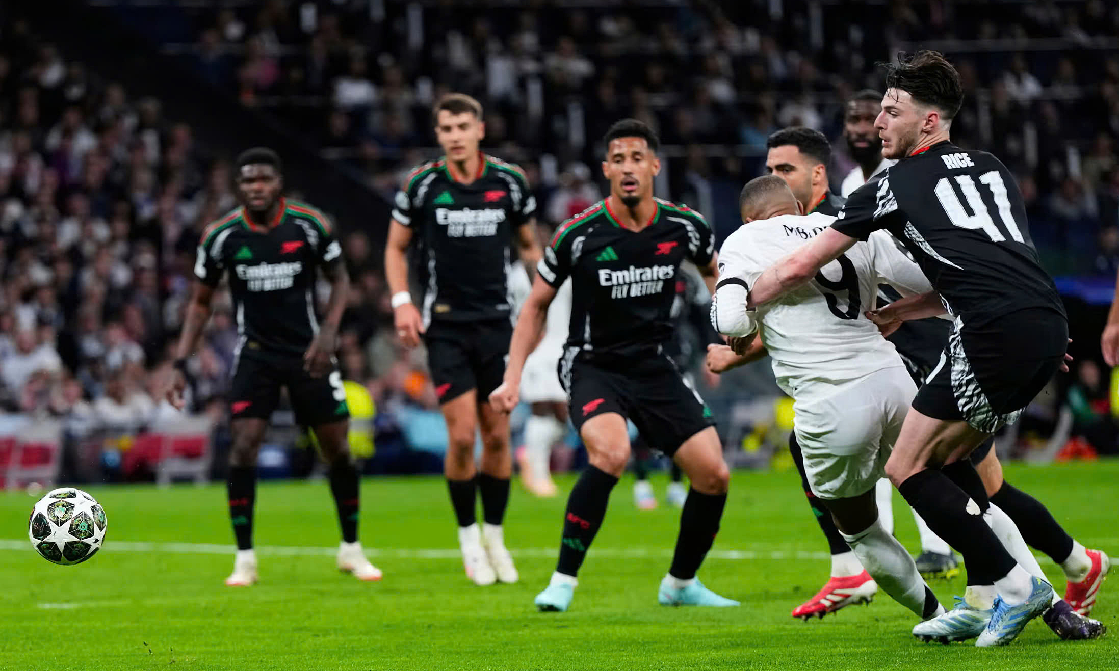 Loại Real Madrid, Arsenal vào bán kết Champions League