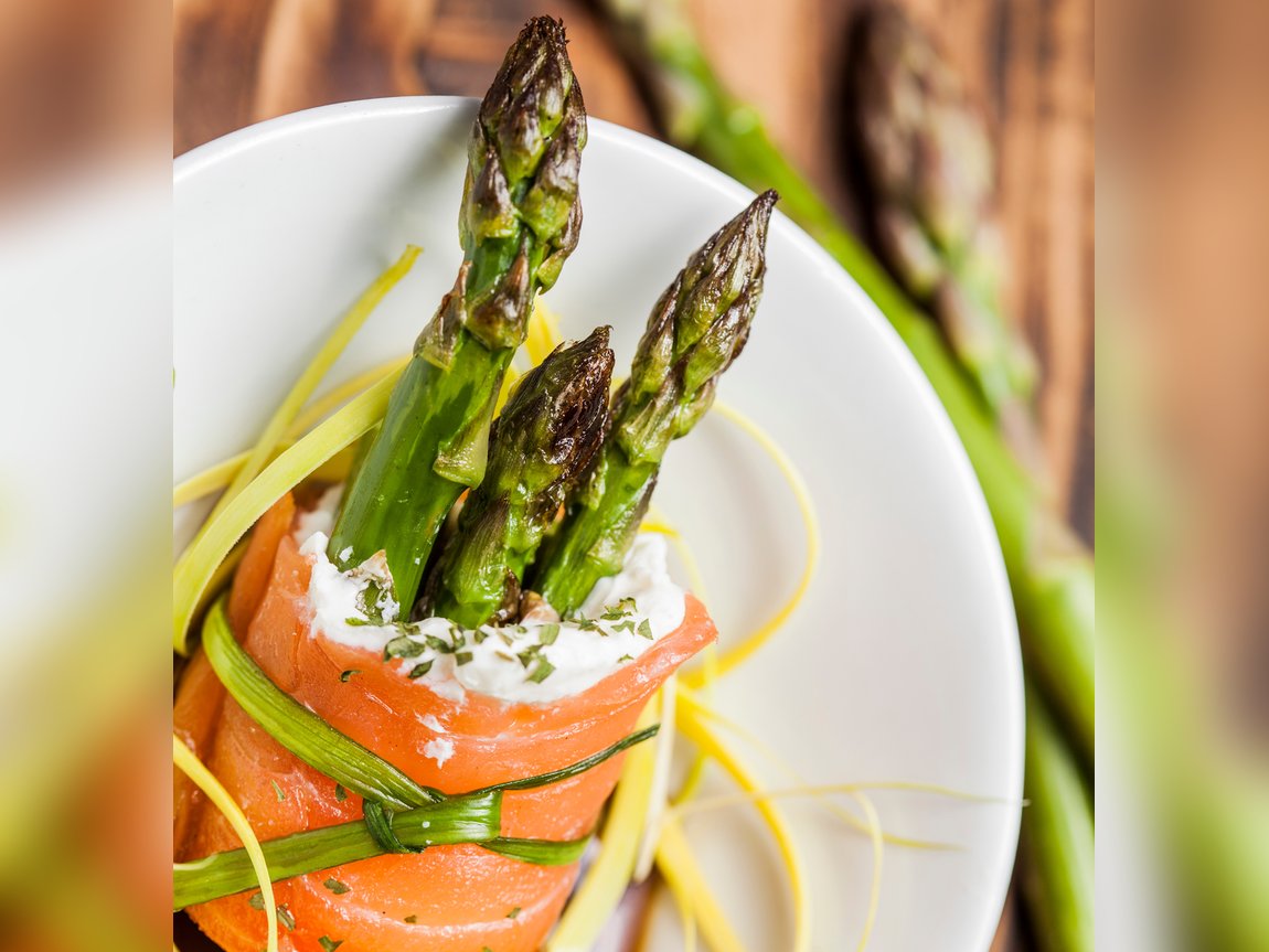 Grüner Spargel ummantelt mit Lachs und Frischkäse