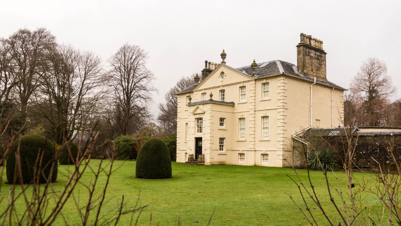 Laurent Baffie ouvre les portes de sa splendide maison dans un quartier  très bon chic bon genre : "Je suis issu d'une famille très modeste"