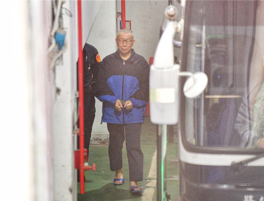 京華城案台北地院17日上午9時30分提訊民眾黨前主席柯文哲進行準備程序，柯文哲從北所由囚車載到北院應訊。（鄧博仁攝）