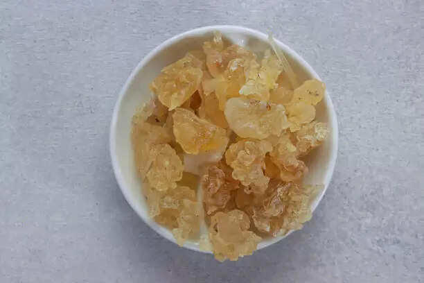 How to consume Gond Katira as an anti-ageing potion