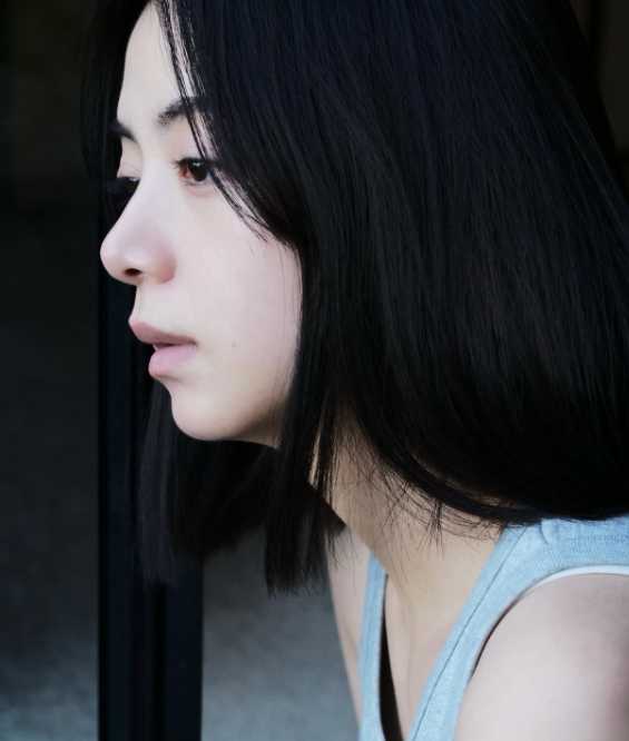 池田エライザ、29歳誕生日迎え“自然体”タンクトップ姿の横顔ショット