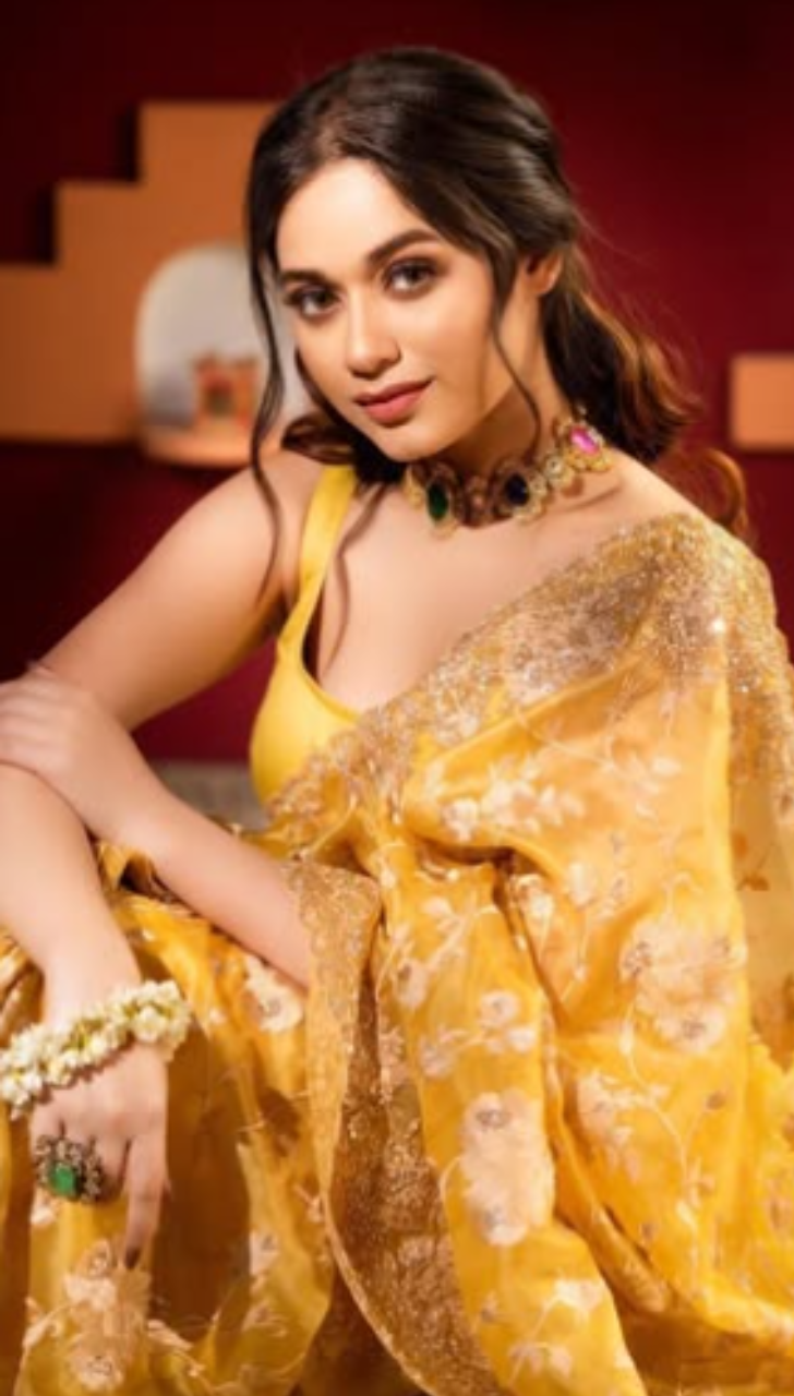 Jannat Zubair's iconic saree looks with trendy blouse designs