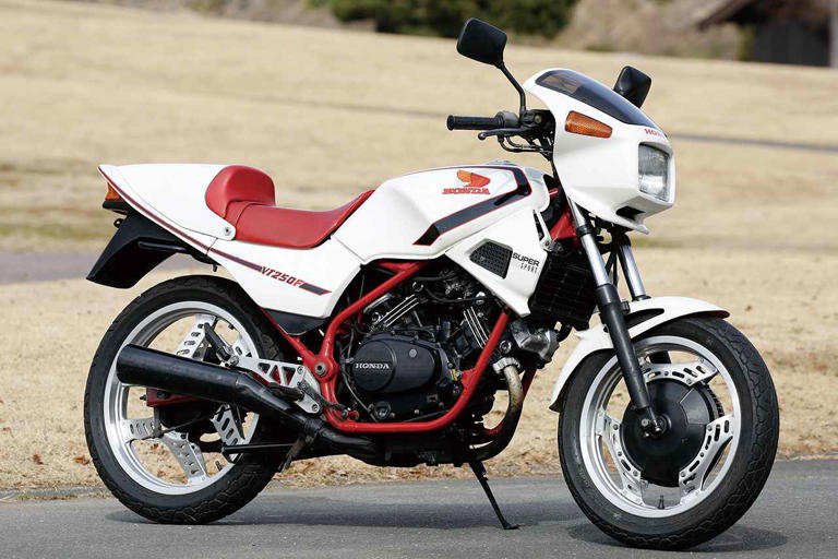ホンダ「VT250F」の系譜|最先端のハイメカVツインでRZ250に挑ん ホンダ「VT250F」の系譜|最先端のハイメカVツインでRZ250に挑ん