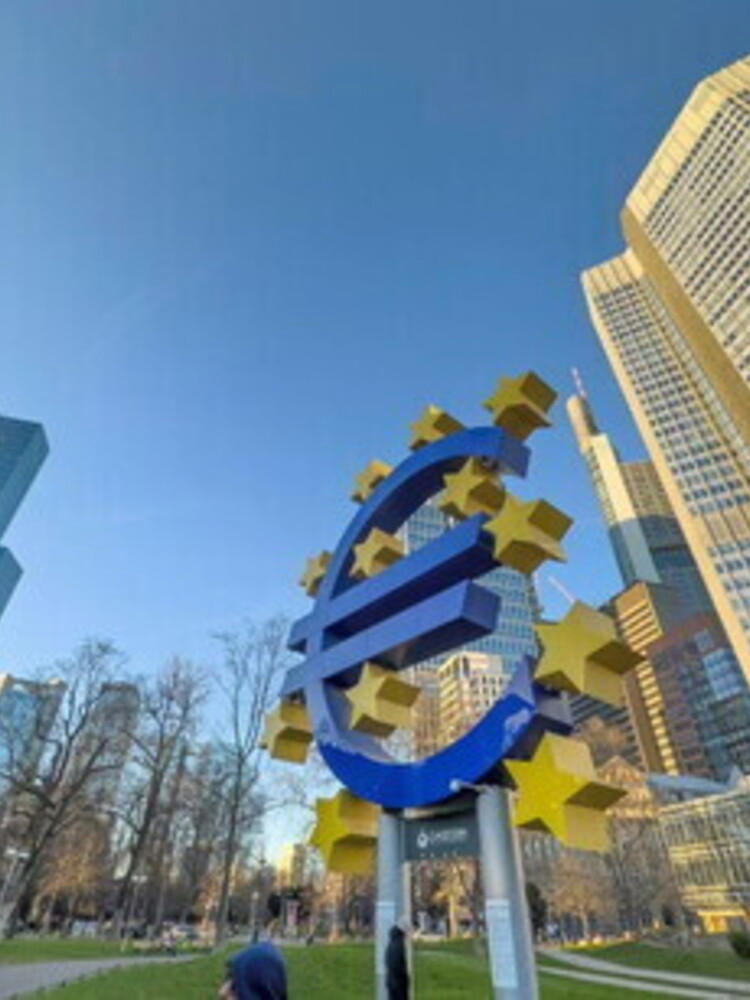 Nuovo taglio della Bce, tassi al 2,25%. Ma le prospettive sono ora "deteriorate" dalla gue...