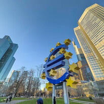 Nuovo taglio della Bce, tassi al 2,25%. Ma le prospettive sono ora "deteriorate" dalla gue...