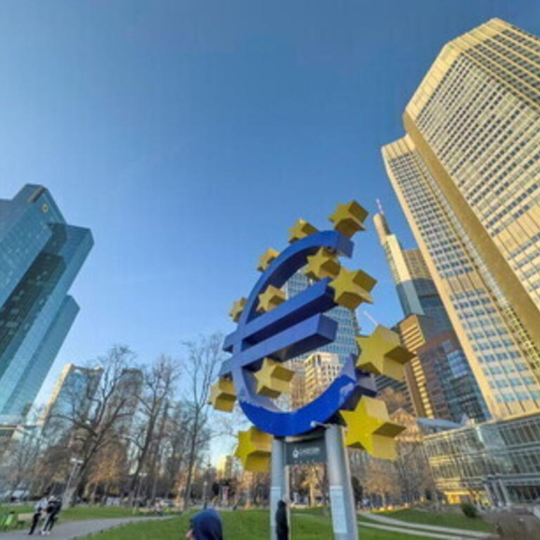 Nuovo taglio della Bce, tassi al 2,25%. Ma le prospettive sono ora "deteriorate" dalla gue...