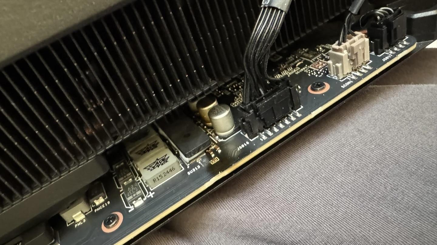 破損、 パワフルゆえの代償か…？ NVIDIA RTX 5090でコンデンサ破裂や発火の報告