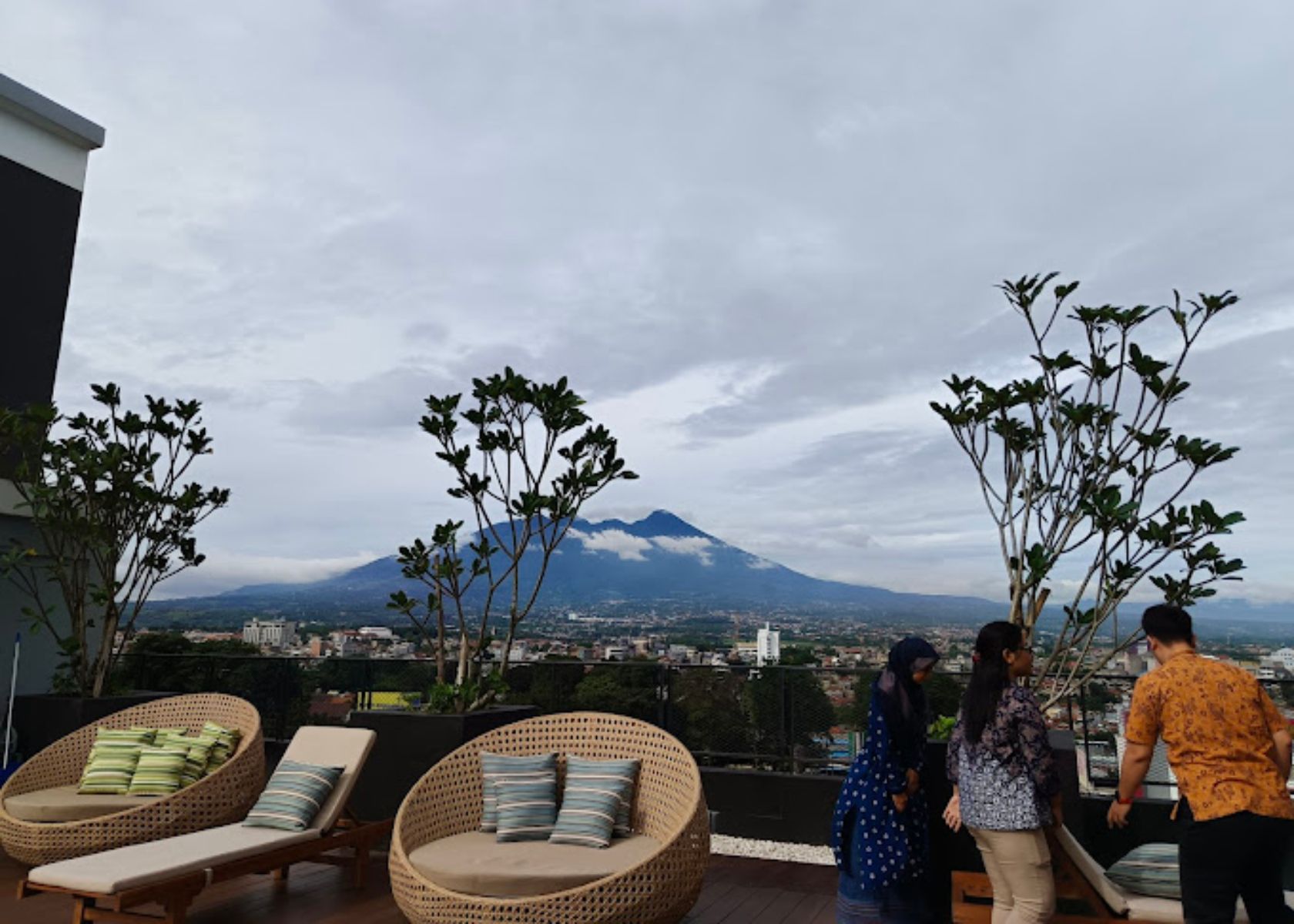 Staycation Keluarga di Bogor: Glamping, Mini Zoo, dan Aktivitas Seru untuk Anak