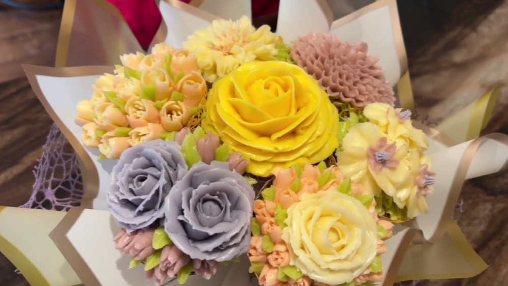 Roselle, Illinois, baker transforms cupcakes into lifelike floral ...