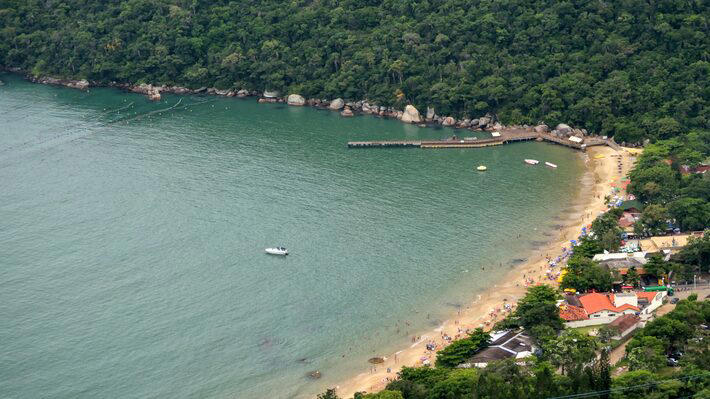Vista panorâmica da Praia das Laranjeiras, em Balneário Camboriú Foto: Adobe Stock