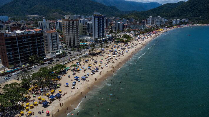 Vista aérea da praia Martim de Sá em Caraguatatuba, litoral norte de São Paulo Foto: Adobe Stock