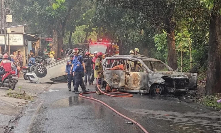 3 Mobil Polisi di Depok Dibakar Massa