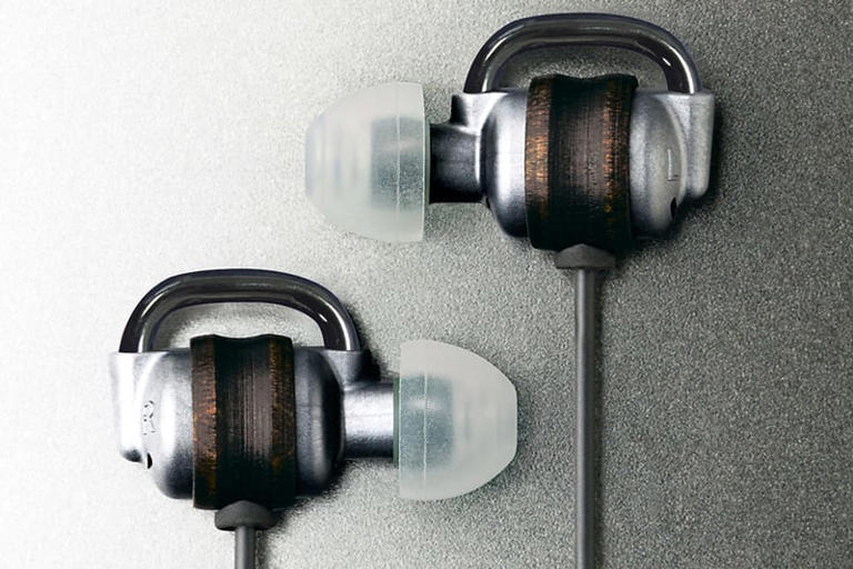 音茶楽、“付帯音ゼロ” 目指した拭き漆仕上げイヤホン「Flat4-楓零」 音茶楽、“付帯音ゼロ” 目指した拭き漆仕上げイヤホン「Flat4-楓零」