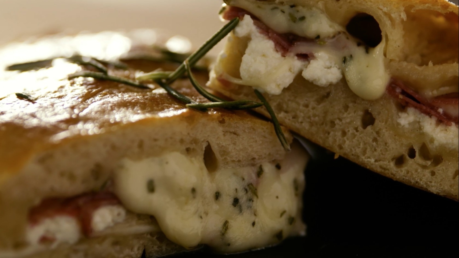 Einfache Focaccia mit gekauftem Teig, kein Mehl nötig!