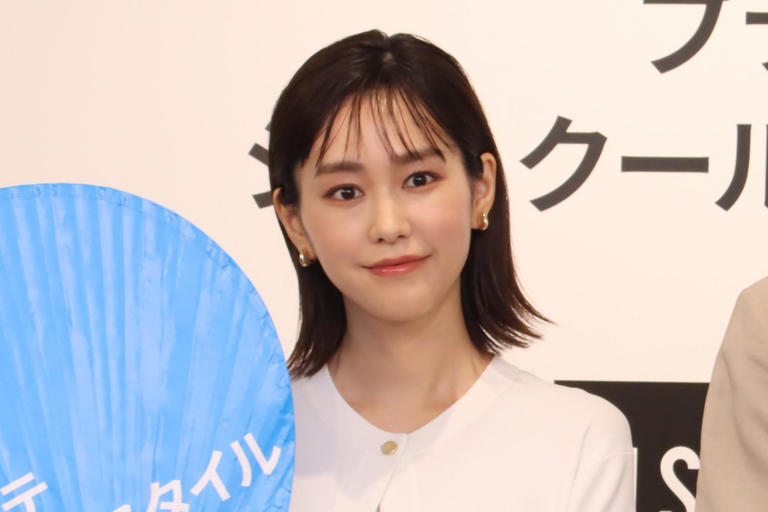 桐谷美玲>半袖カーデ×光沢スカートで春の装い シルバーシューズ 桐谷美玲>半袖カーデ×光沢スカートで春の装い シルバーシューズ