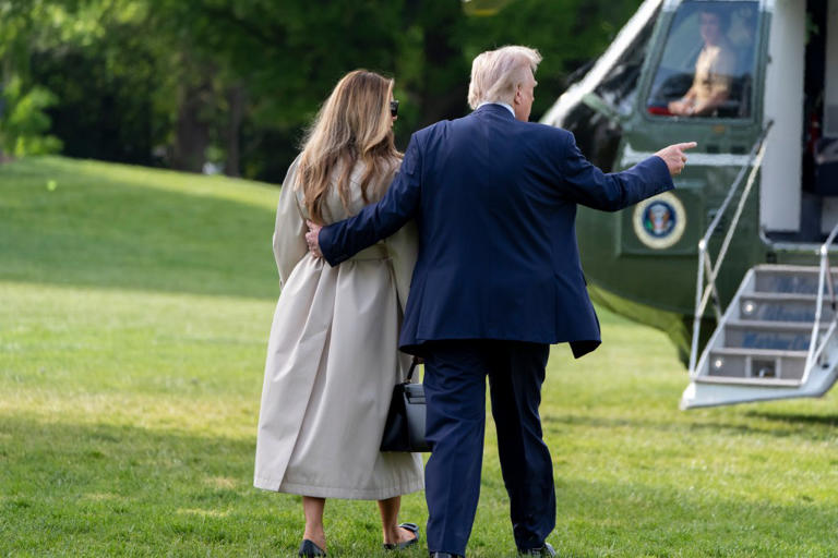 President Trump and Melania share PDA moment as they board Marine One(00)