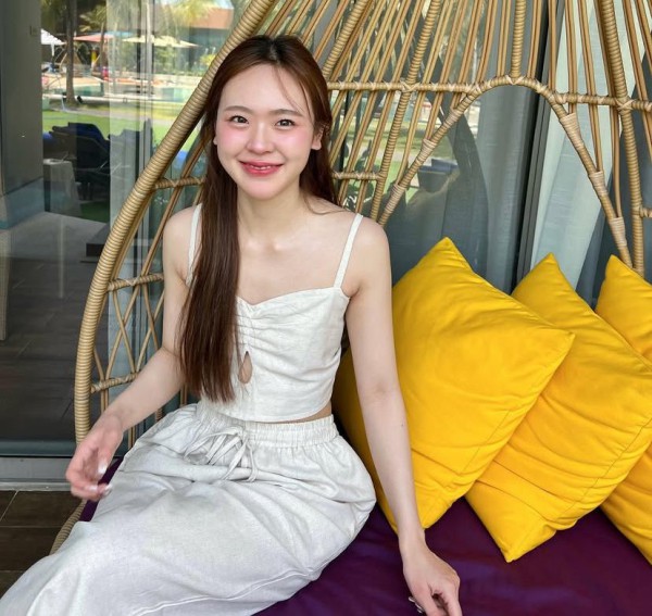 12 Gaya Santai Girly dengan Tank Top June Wanwimol yang Wajib Dicoba