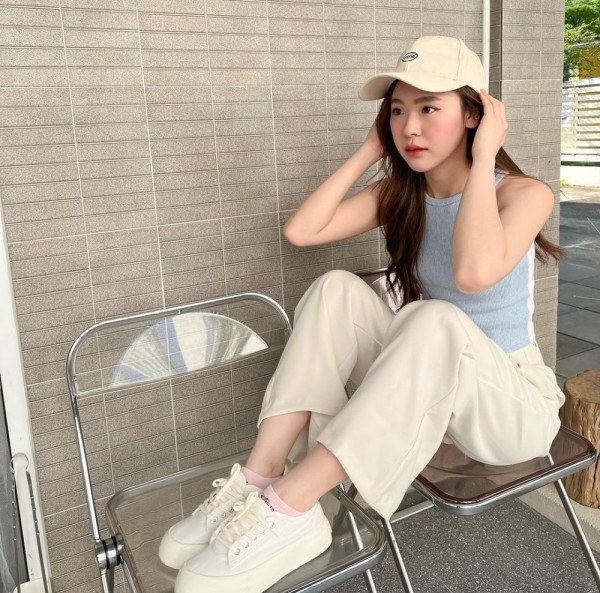 12 Gaya Santai Girly dengan Tank Top June Wanwimol yang Wajib Dicoba