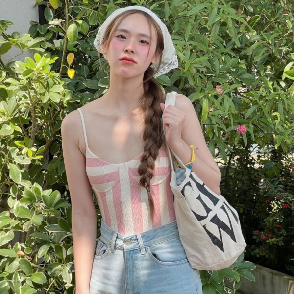 12 Gaya Santai Girly dengan Tank Top June Wanwimol yang Wajib Dicoba