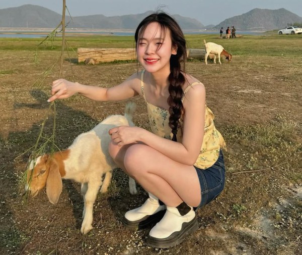 12 Gaya Santai Girly dengan Tank Top June Wanwimol yang Wajib Dicoba