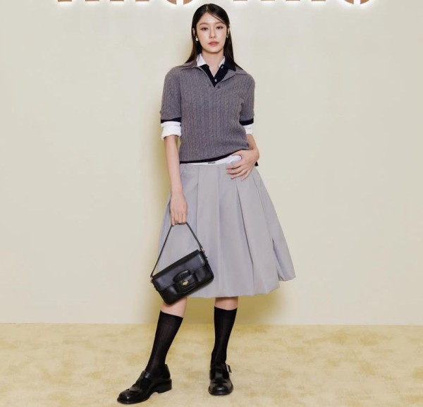 12 Gaya OOTD Grey Nanatan yang Netral tapi Elegan!