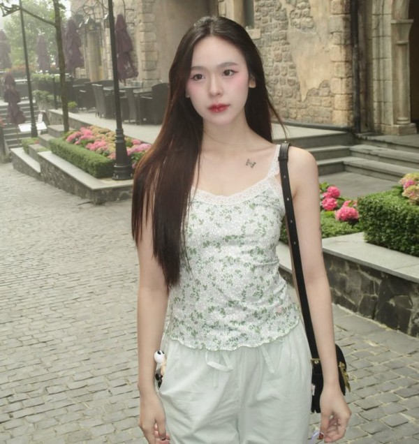 12 Gaya Santai Girly dengan Tank Top June Wanwimol yang Wajib Dicoba