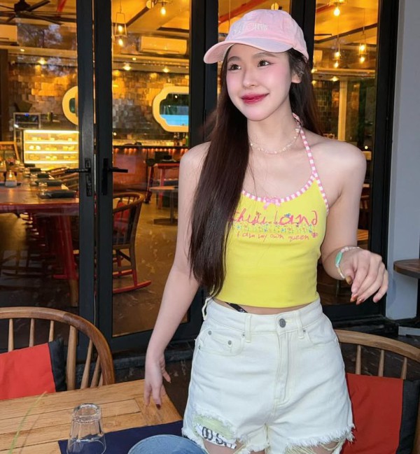 12 Gaya Santai Girly dengan Tank Top June Wanwimol yang Wajib Dicoba