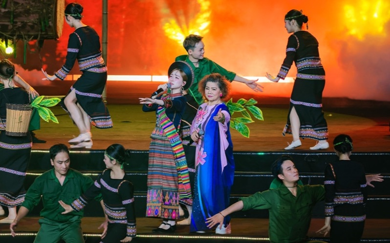 NSND Thanh Hoa và Hòa Minzy gây sốt với 'Rừng xanh vang tiếng Ta Lư'