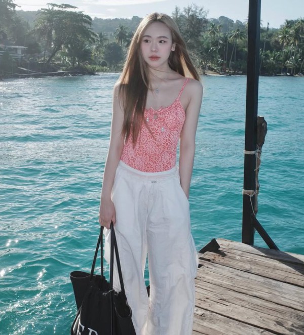 12 Gaya Santai Girly dengan Tank Top June Wanwimol yang Wajib Dicoba