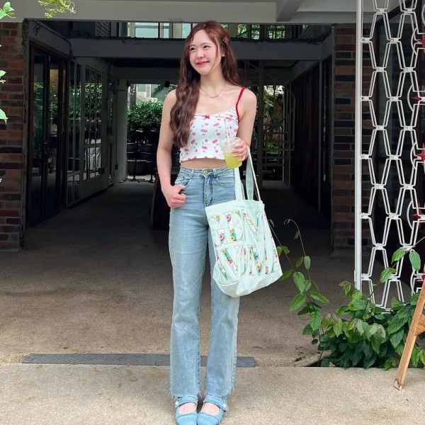12 Gaya Santai Girly dengan Tank Top June Wanwimol yang Wajib Dicoba