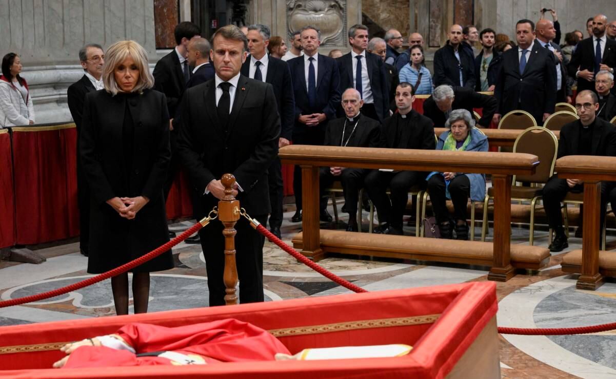 Emmanuel Macron, presidente de Francia, junto a su esposa Brigitte Macron presentando sus respetos al Papa Francisco en la Basílica de San Pedro. (25/04/25) Foto: EFE