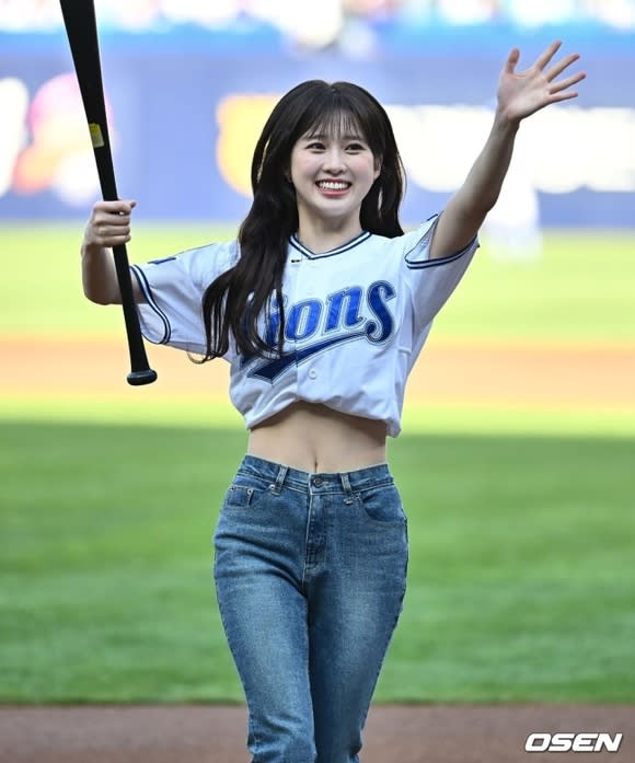 PHOTO】LIGHTSUM チョウォン＆ナヨン、始球・始打式に登場…仲睦まじい