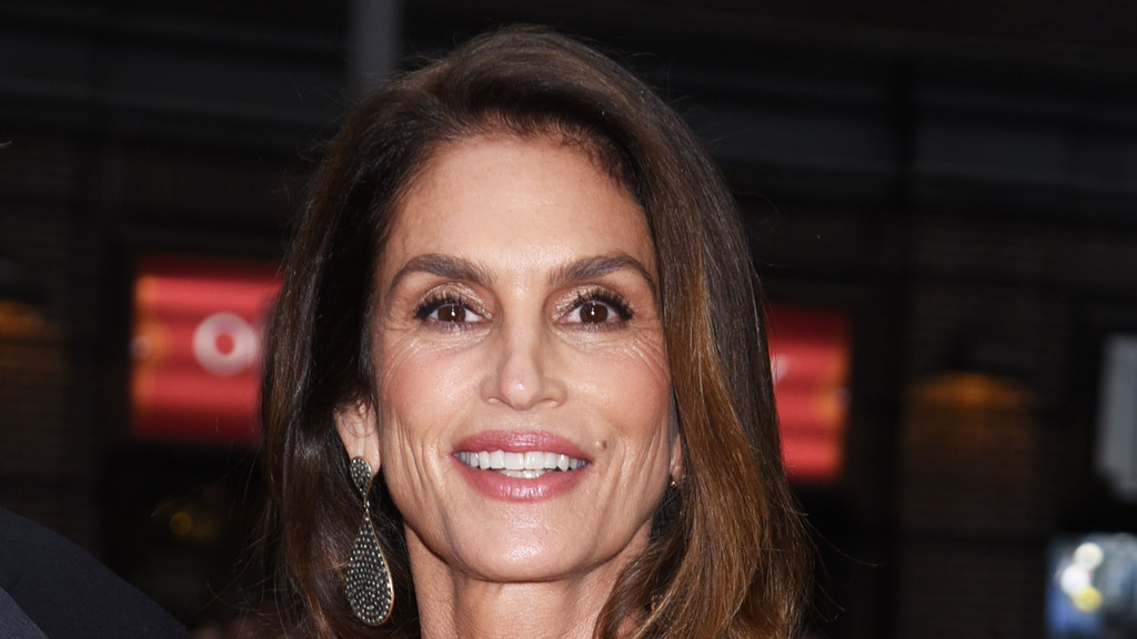 Cindy Crawford recalls how her parents discovered her brother had leukemia(01)