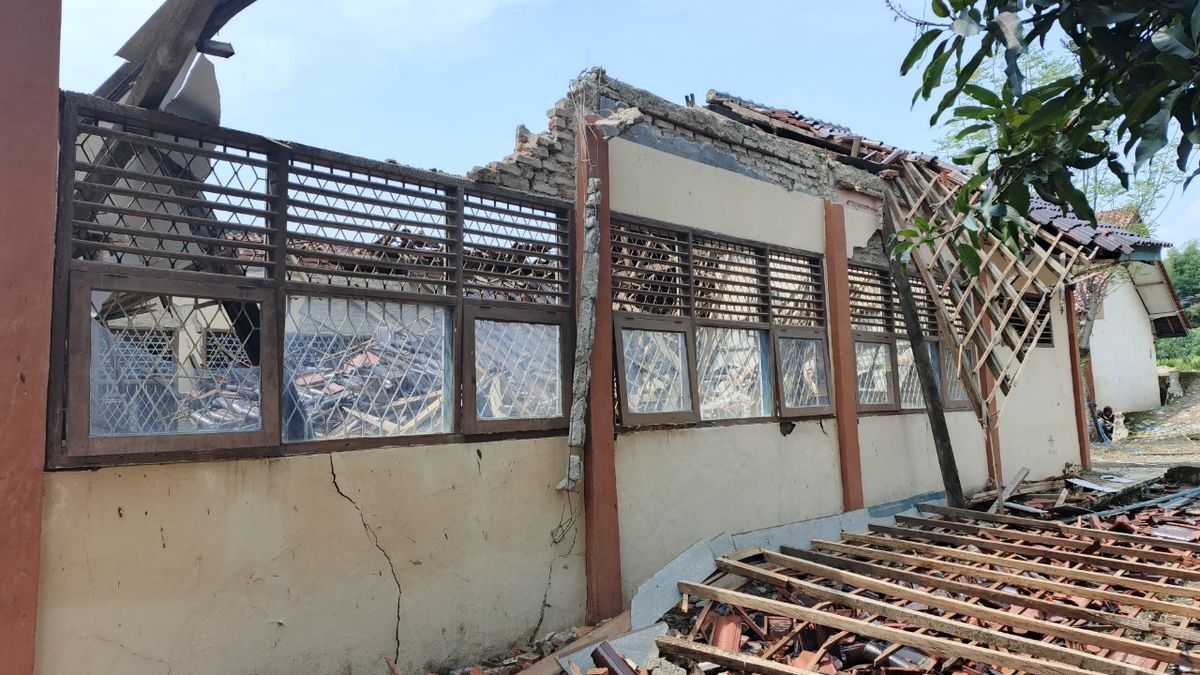 Atap Kelas SMPN Majalengka Roboh, Kepala Sekolah Berikan Keterangan