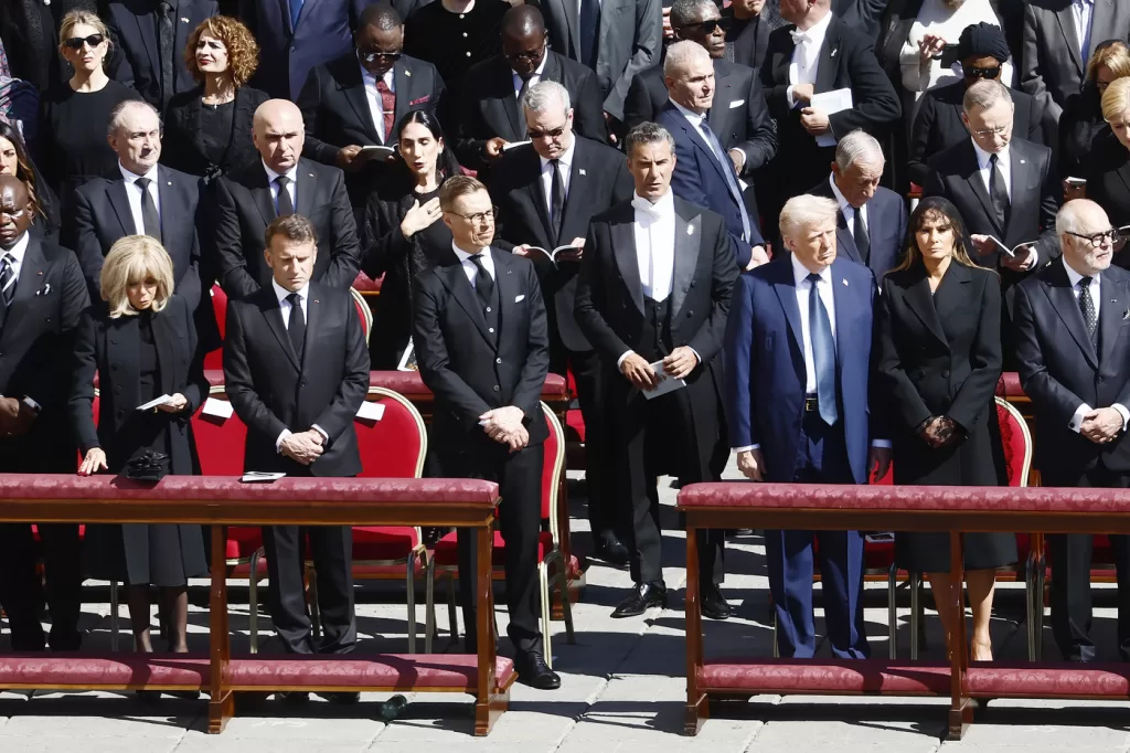 Il presidente americano Donald Trump ed il presidente francese Emanuel Macron in occasione del Funerale di Papa Francesco in Piazza San Pietro – Città del Vaticano –  Sabato 26 Aprile 2025 – Cronaca – (foto di Cecilia Fabiano/ LaPresse) The President Donald Trump and the french president Emanuel Macron on the occasion of the – Vatican City – Saturday , April 26 ,2025 – News – (photo by Cecilia Fabiano/LaPresse)