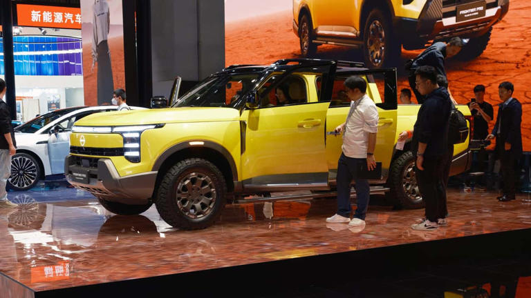 Photos of the Nissan N7 and Nissan Frontier PHEV Pickup Truck from the 2025 Shanghai Auto Show.